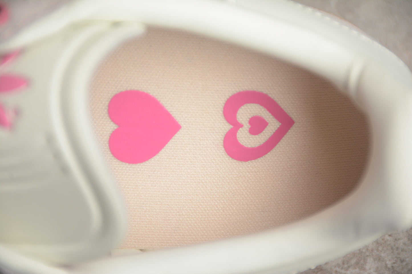 Gazelle cinza, branco e rosa