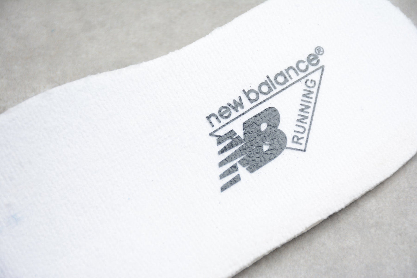 NB 530 branco e azul-marinho