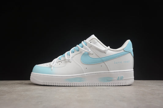 Air Force 1 Low “Love Real” branco e azul-celeste