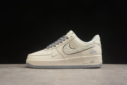 Air Force 1 Low x Stüssy bege e cinza