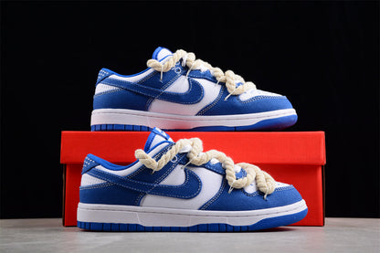 Dunk Low SB azul e branco