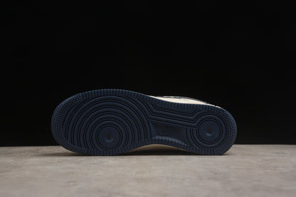 Air Force 1 Low x Undefeated “5 On It” creme-claro e azul-marinho