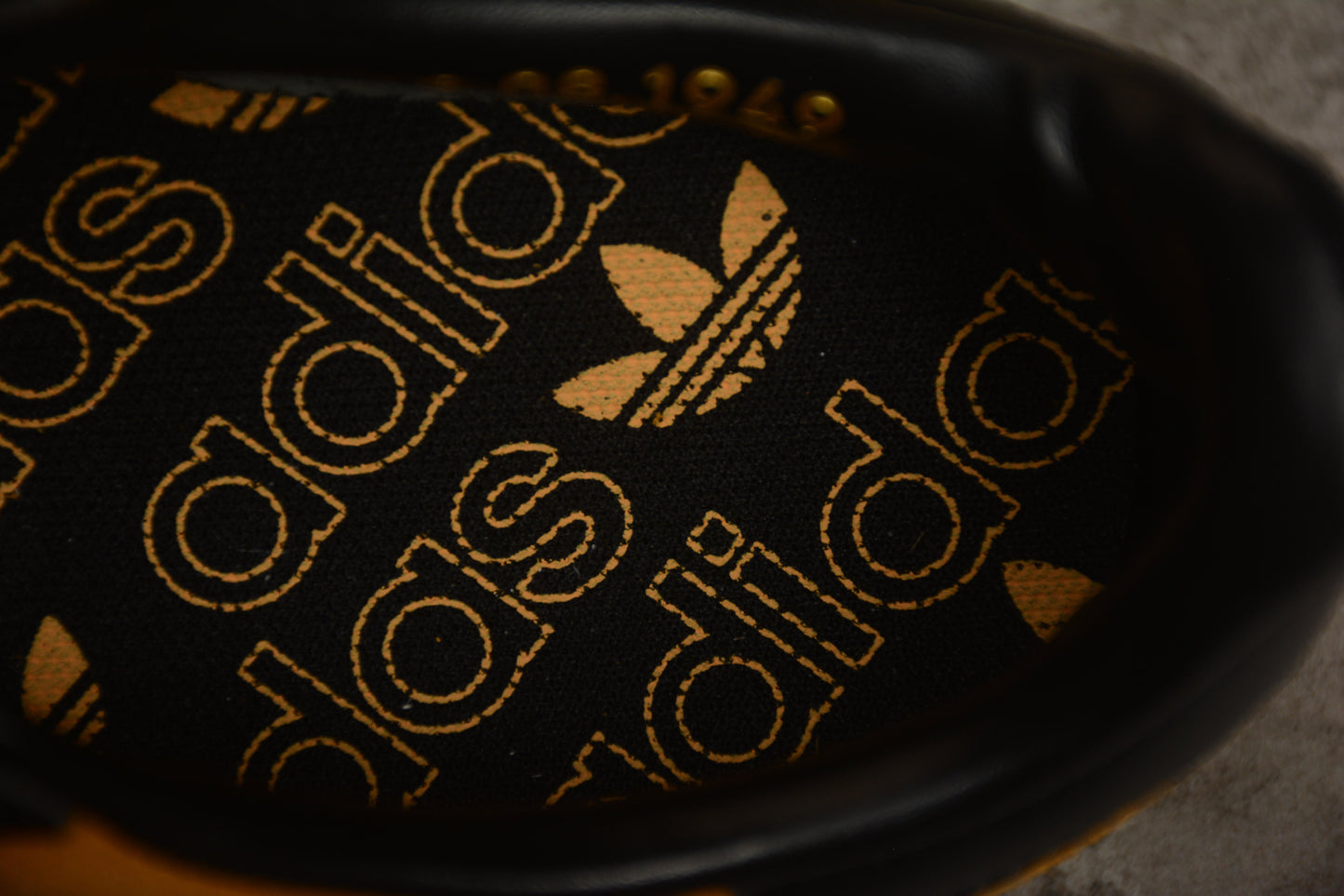 Gazelle amarelo e preto