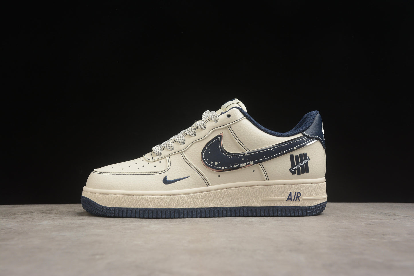 Air Force 1 Low x Undefeated “5 On It” creme-claro e azul-marinho