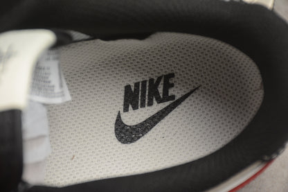 Air Force 1 ’07 x Stüssy bege-claro, vermelho-carmesim e preto