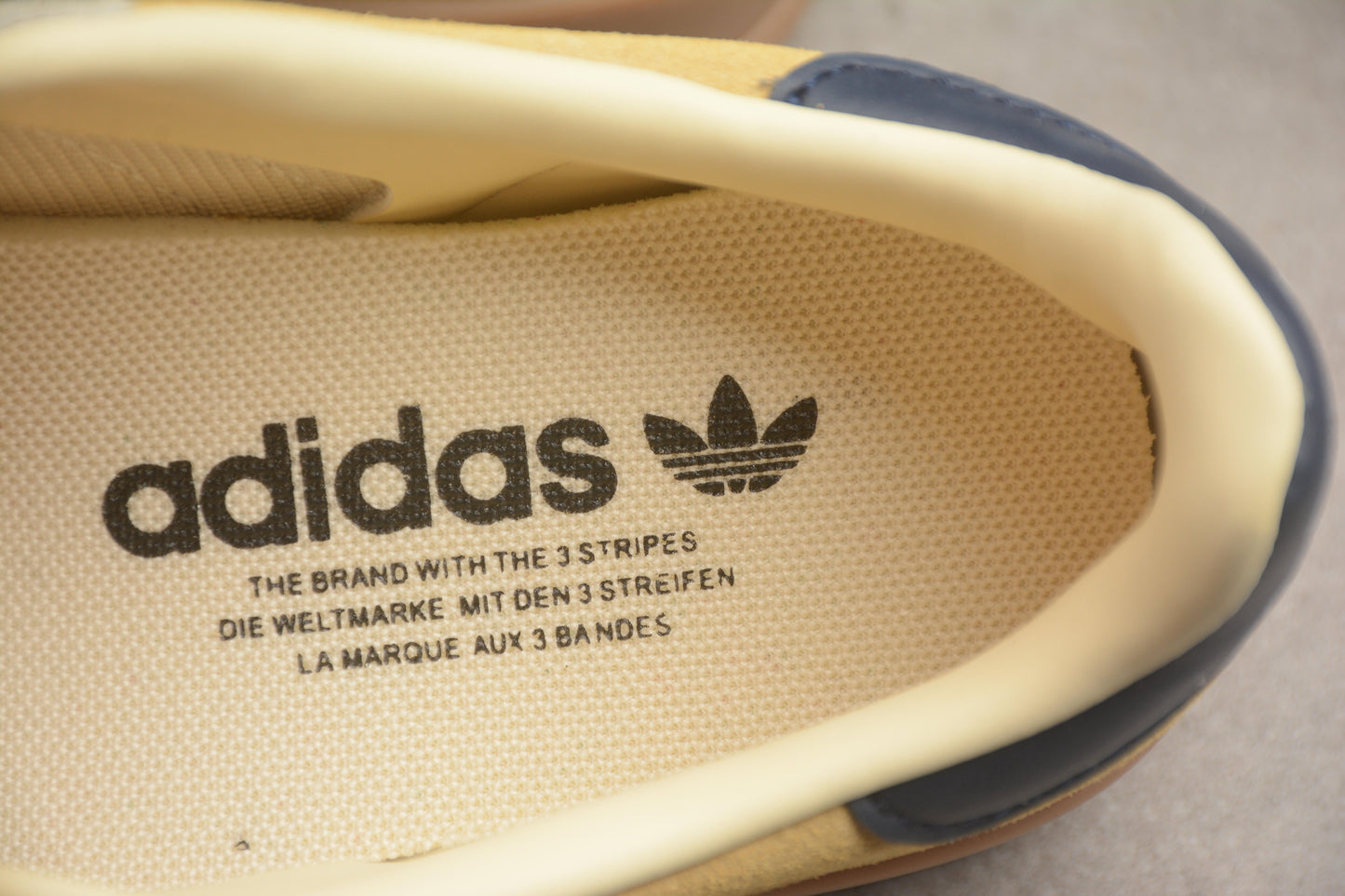 Gazelle amarelo, branco e azul-marinho