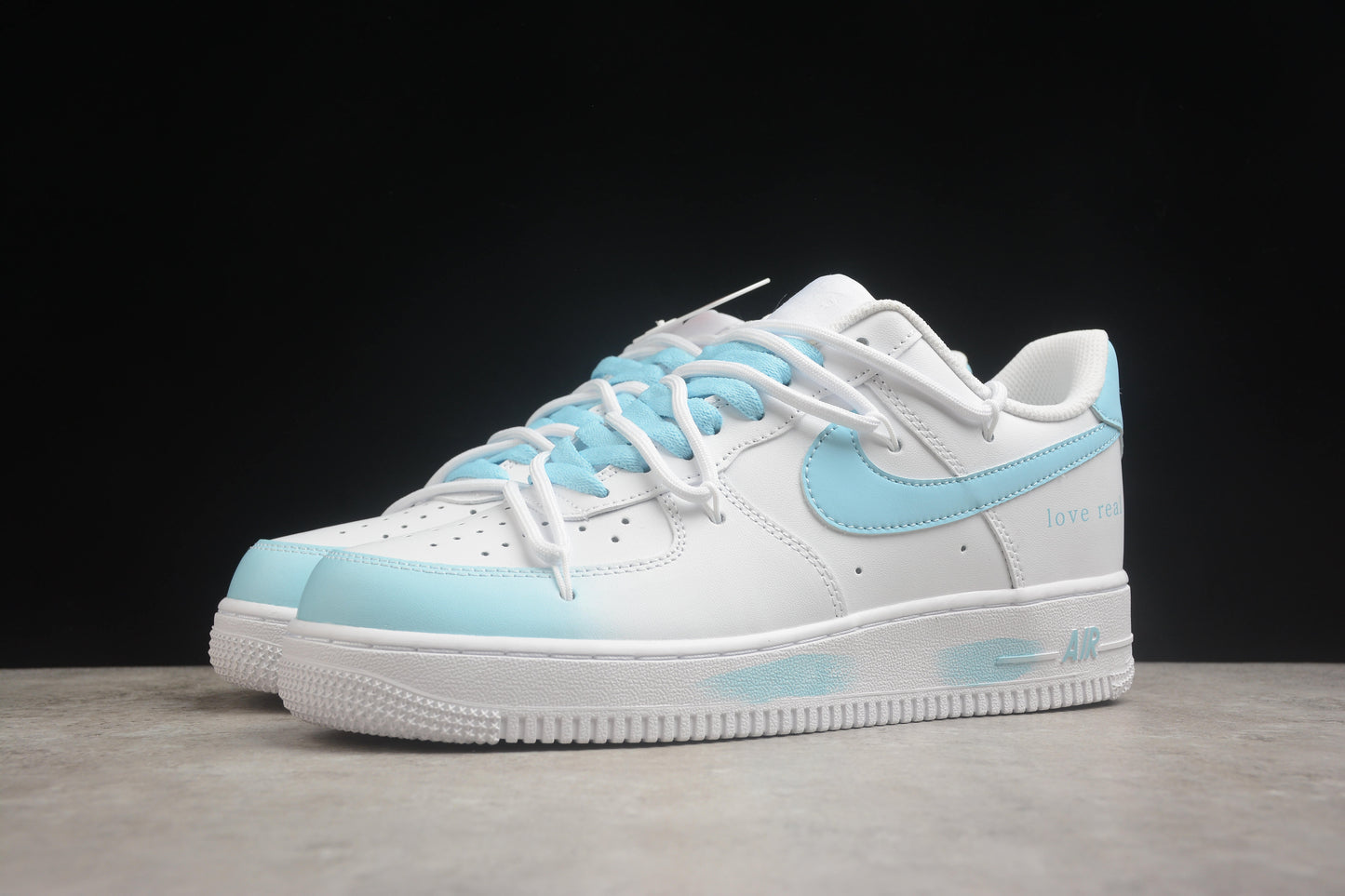Air Force 1 Low “Love Real” branco e azul-celeste
