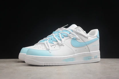 Air Force 1 Low “Love Real” branco e azul-celeste