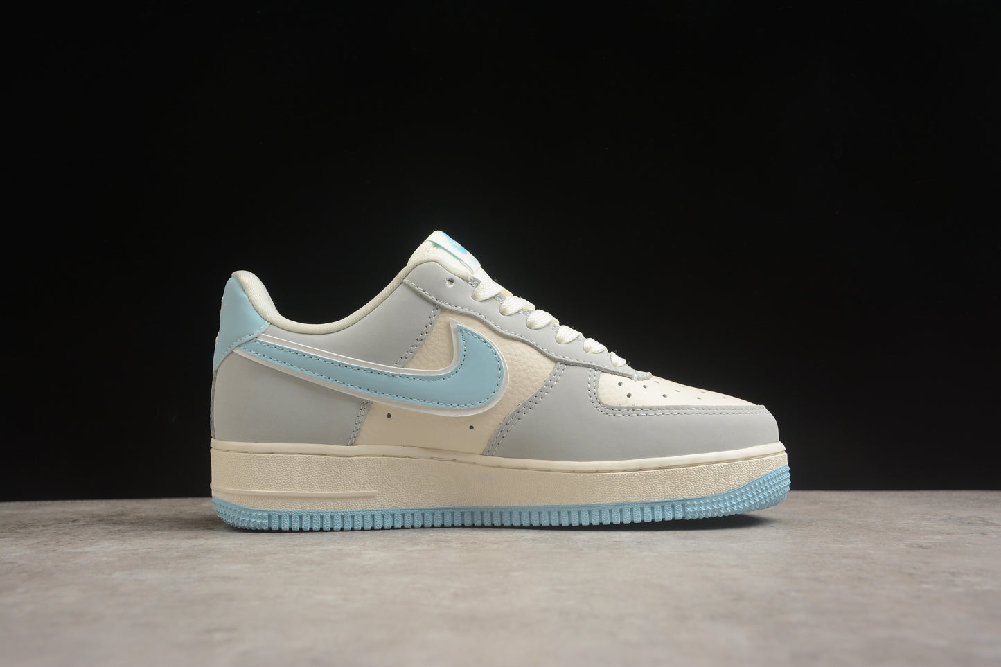 Air Force 1 Low “Nezha” bege e azul-celeste