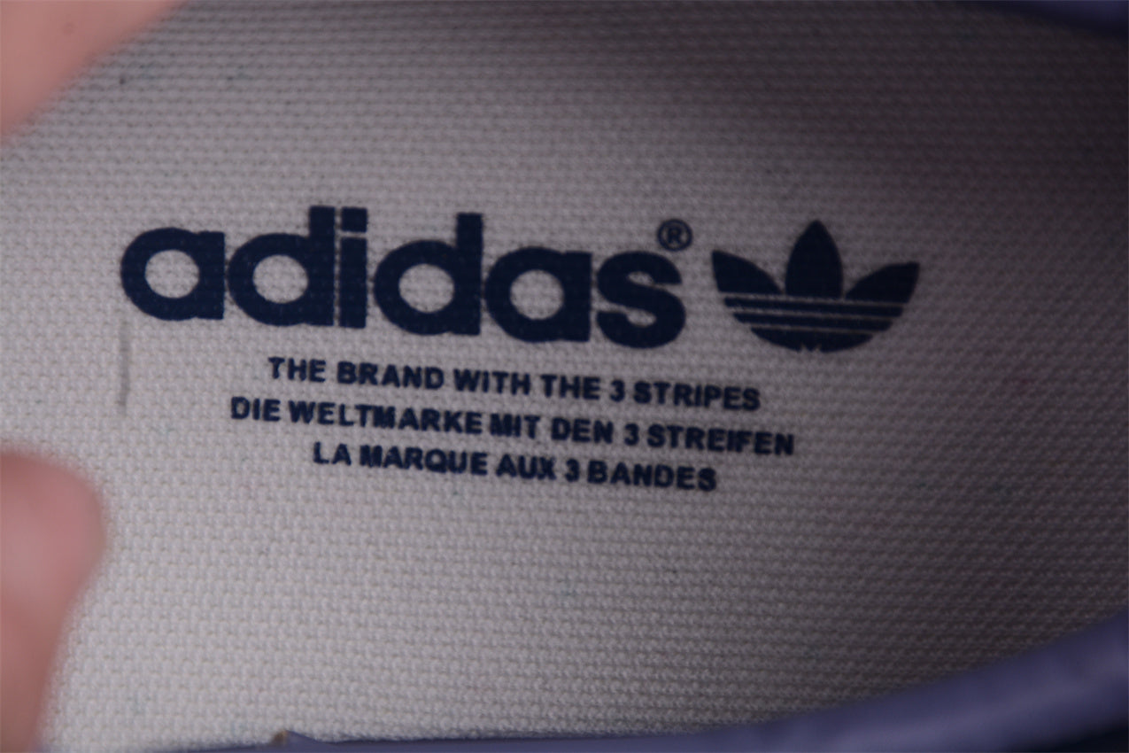 Gazelle branco e azul-marinho