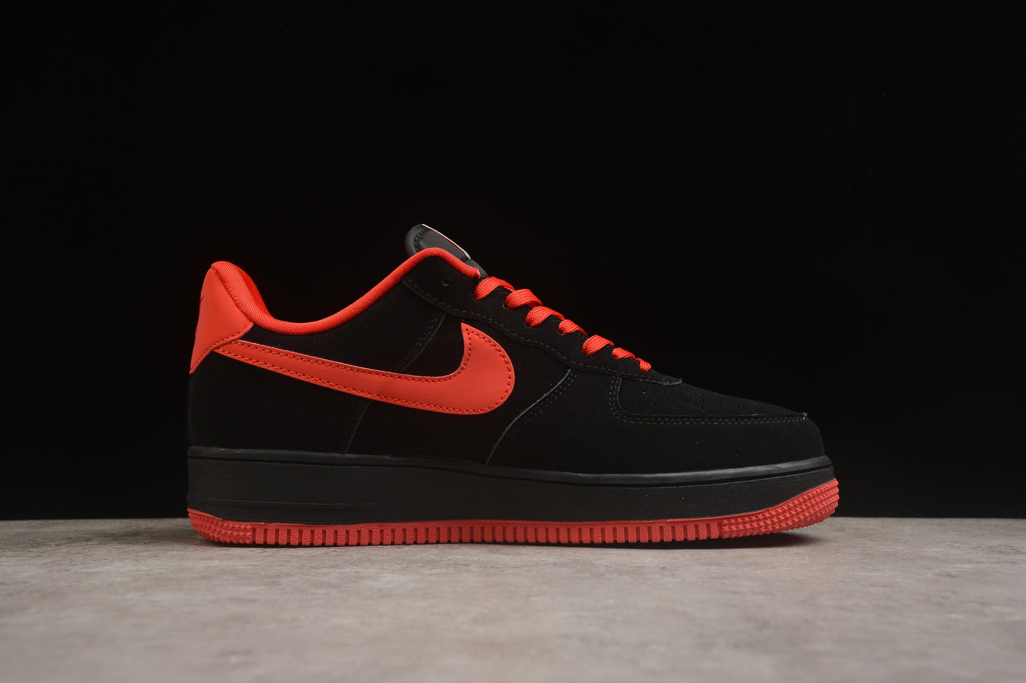 Air Force 1 Low preto e vermelho