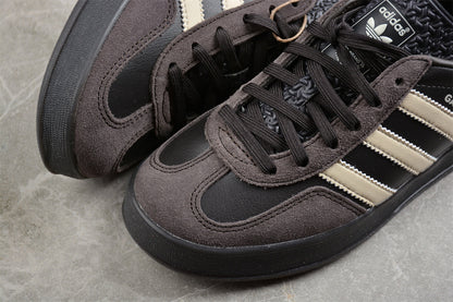 Gazelle marrom, bege e verde