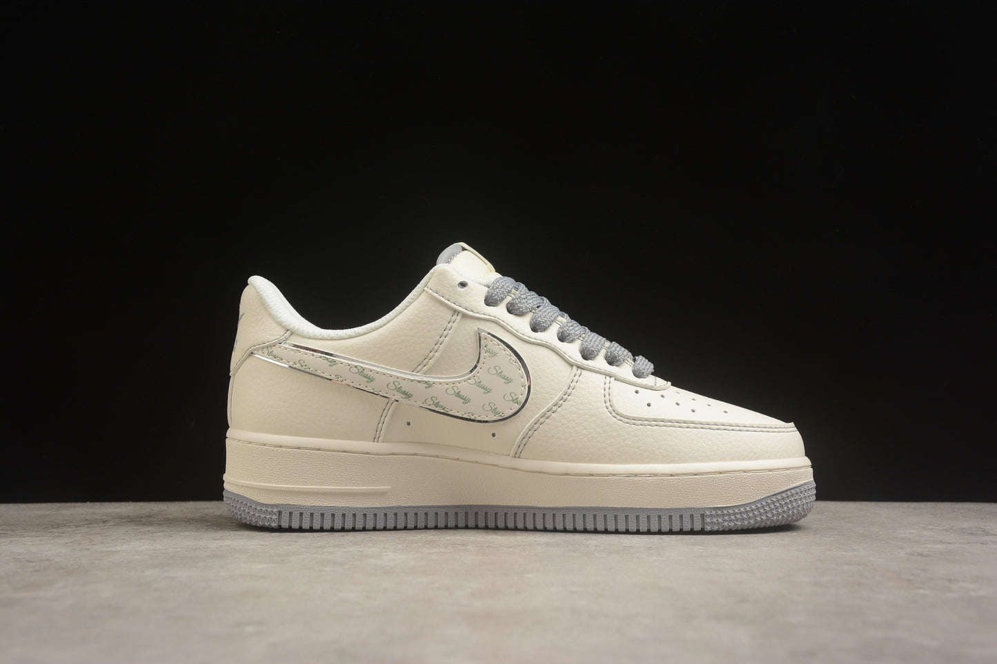 Air Force 1 Low x Stüssy bege e cinza
