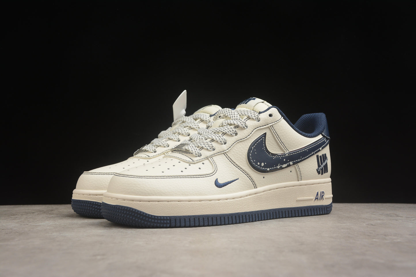 Air Force 1 Low x Undefeated “5 On It” creme-claro e azul-marinho