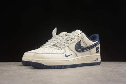 Air Force 1 Low x Undefeated “5 On It” creme-claro e azul-marinho