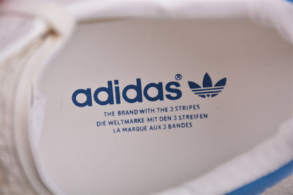 Gazelle branco e azul-celeste com flores