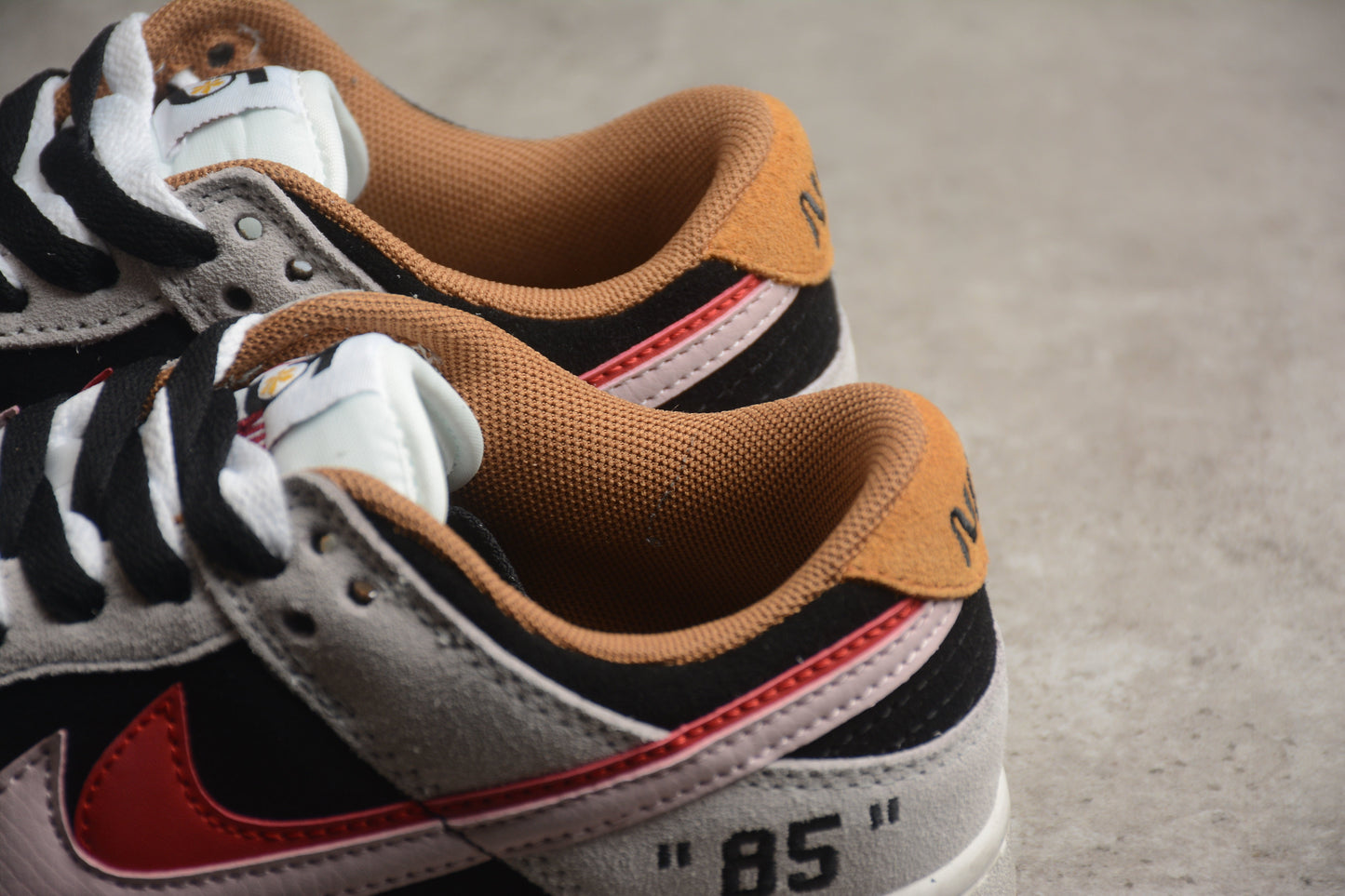 Dunk Low “85” gris, negro y rojo