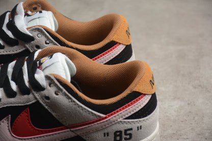 Dunk Low “85” gris, negro y rojo