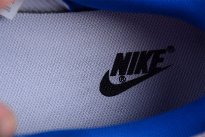 Dunk Low SB azul e branco