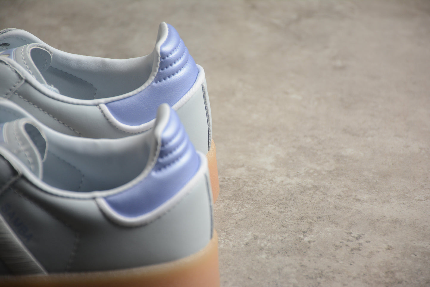 Sambae W plataforma gris claro y goma ámbar