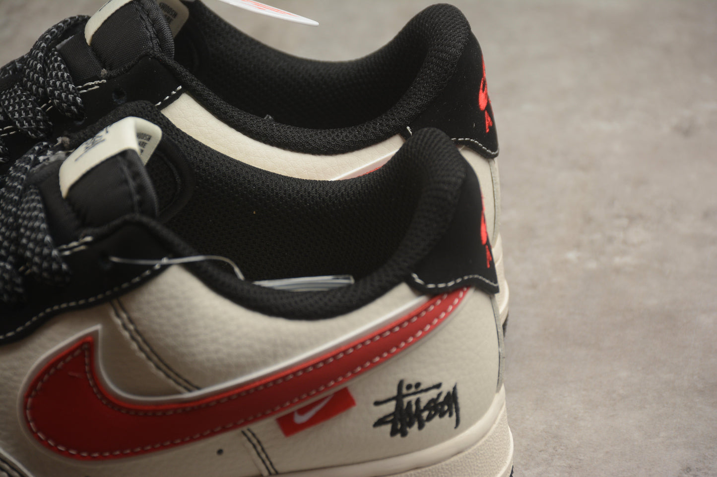Air Force 1 ’07 x Stüssy bege-claro, vermelho-carmesim e preto