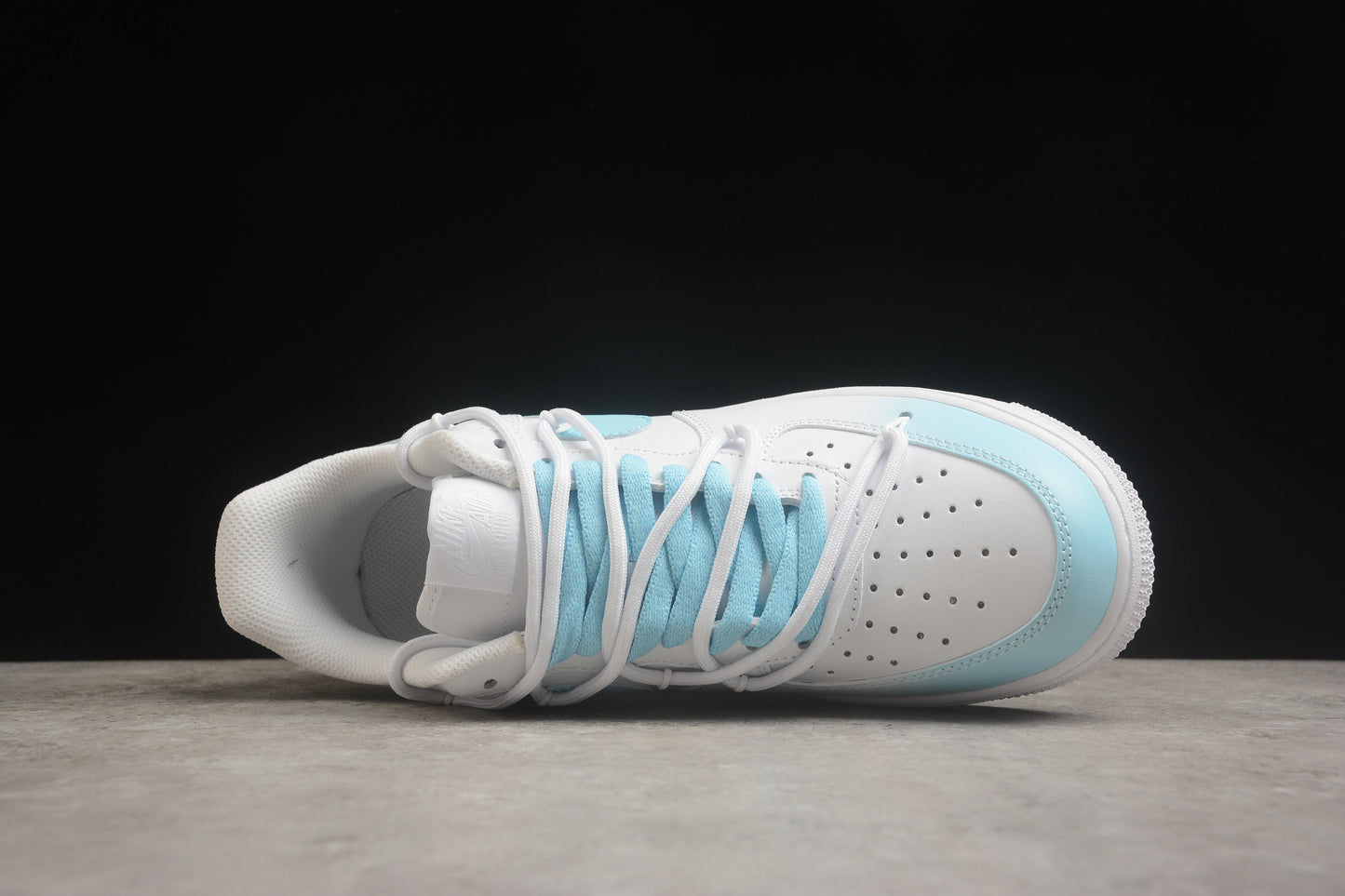 Air Force 1 Low “Love Real” branco e azul-celeste