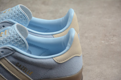 Gazelle azul-celeste e bege