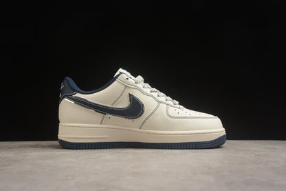 Air Force 1 Low x Undefeated “5 On It” creme-claro e azul-marinho