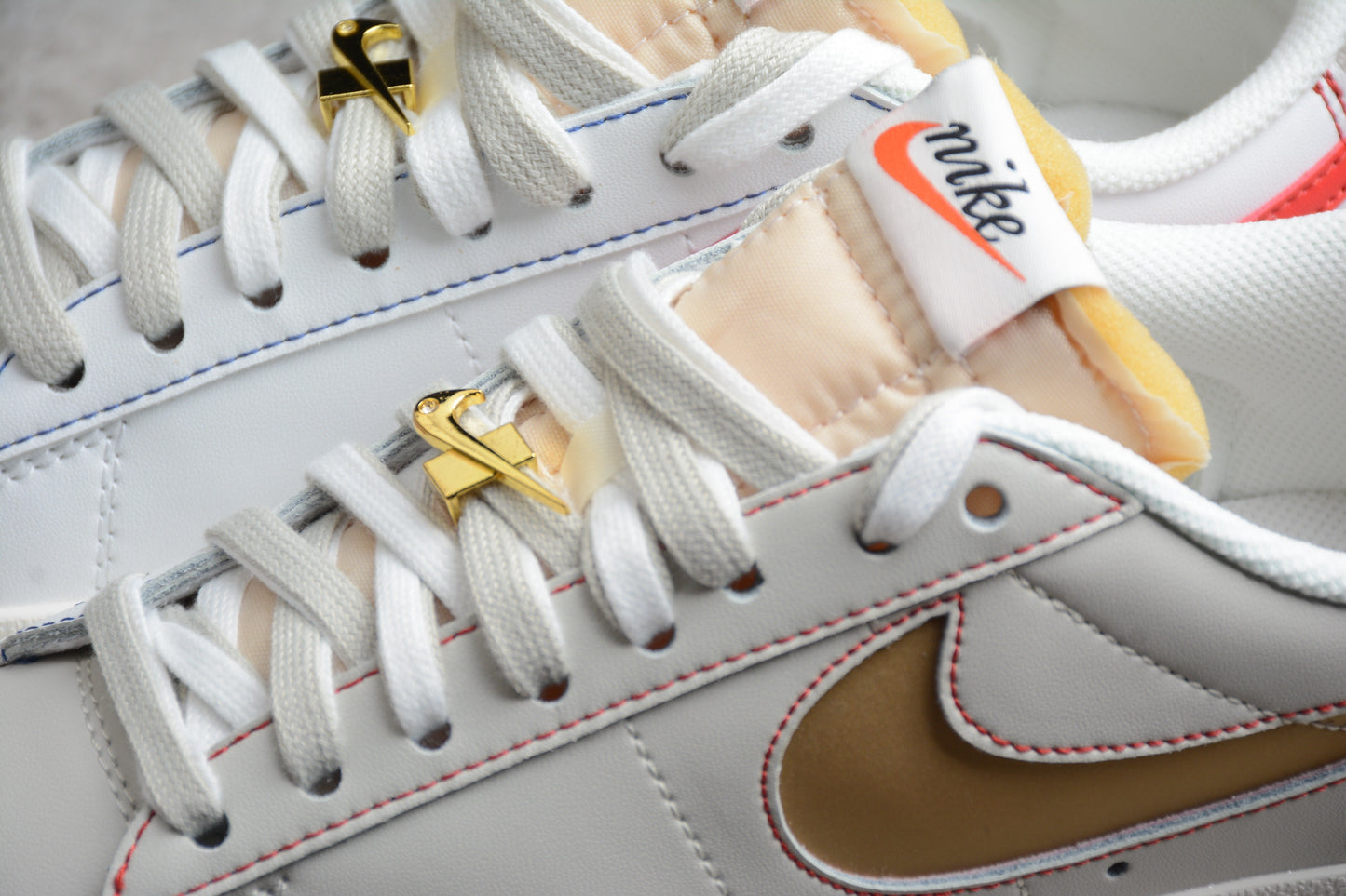 Blazer Low ’77 branco, dourado e vermelho