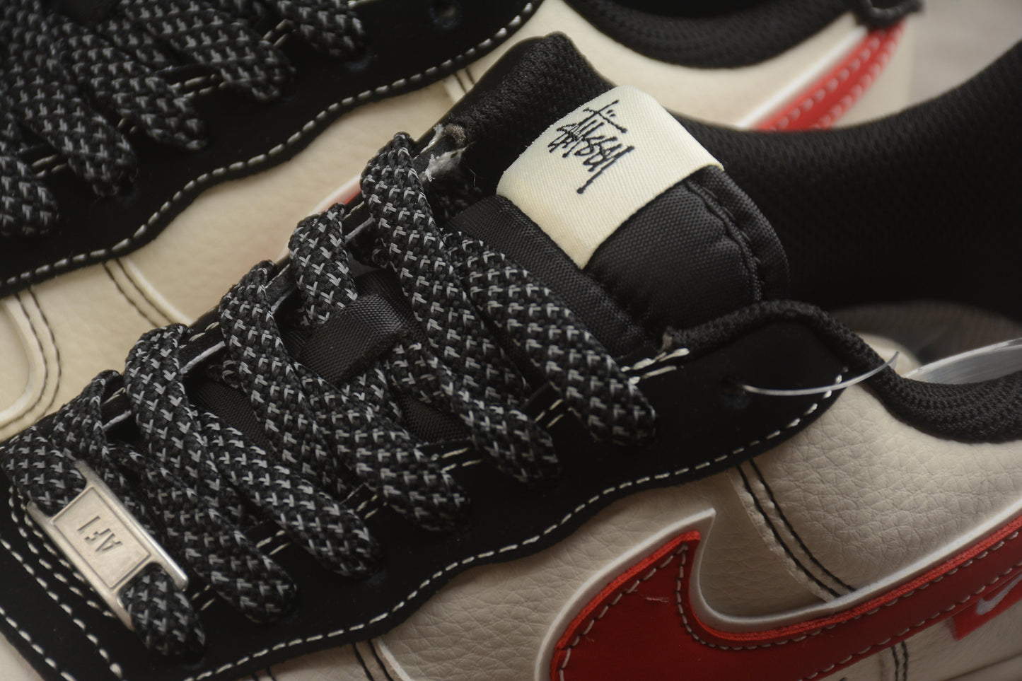 Air Force 1 ’07 x Stüssy bege-claro, vermelho-carmesim e preto