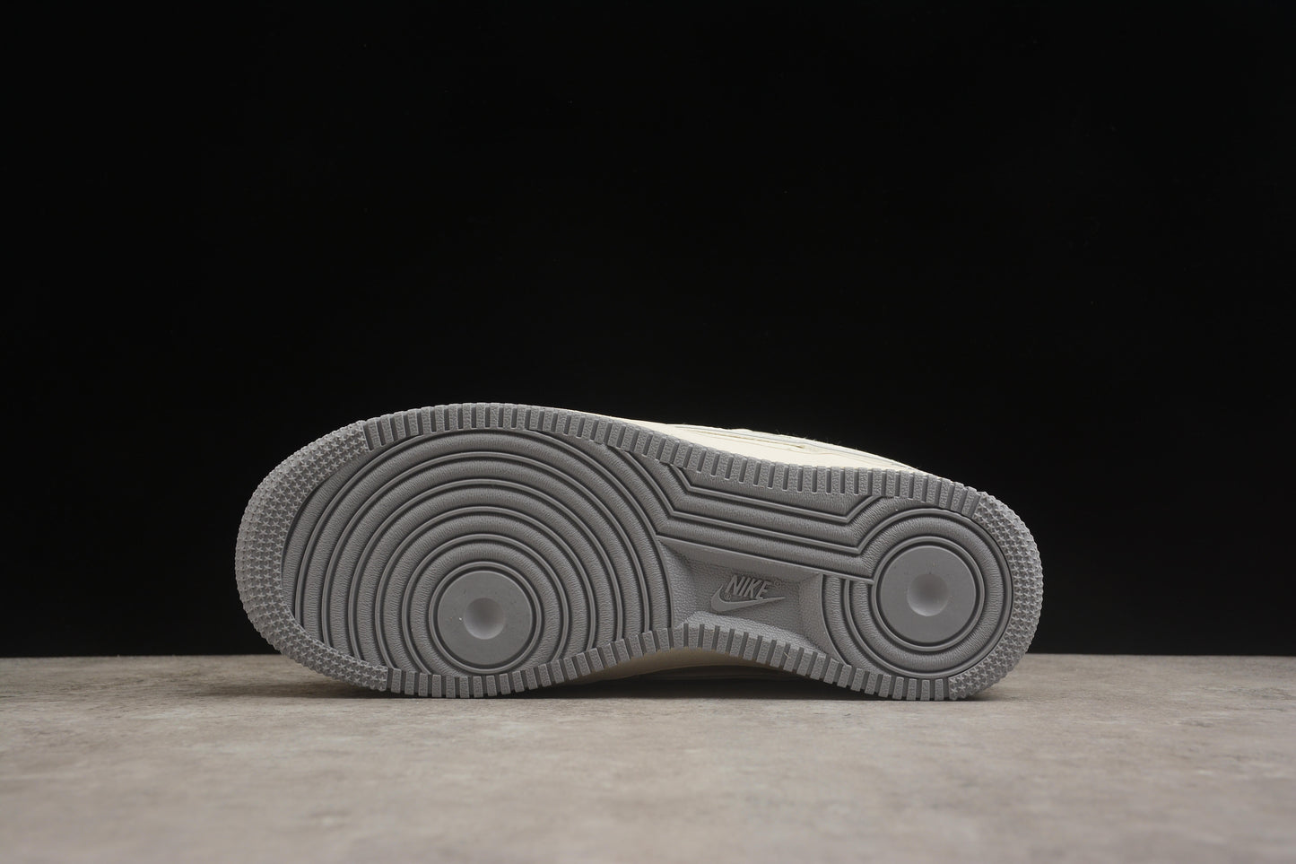 Air Force 1 Low x Stüssy bege e cinza