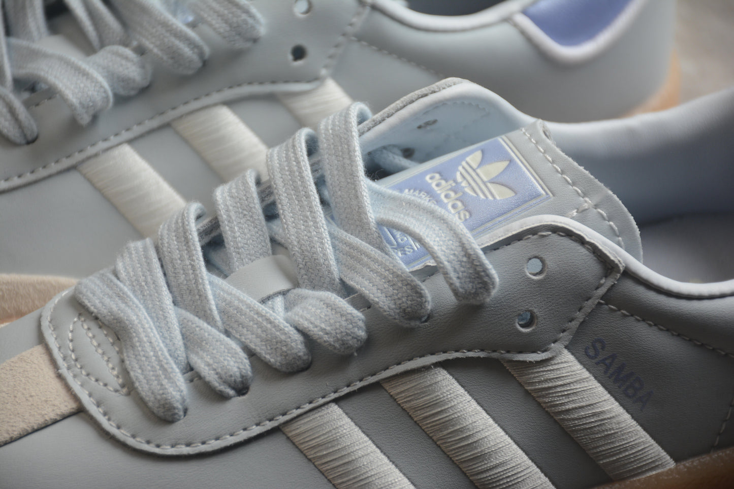 Sambae W plataforma gris claro y goma ámbar