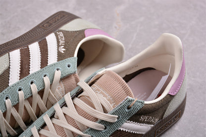 Handball Spezial verde-sálvia, marrom e branco com tecido canelado