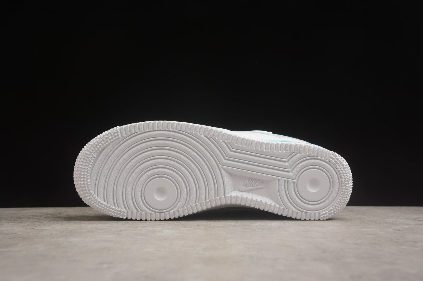 Air Force 1 Low “Love Real” branco e azul-celeste