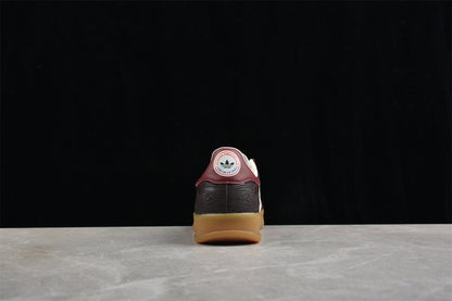 Gazelle marrom e branco