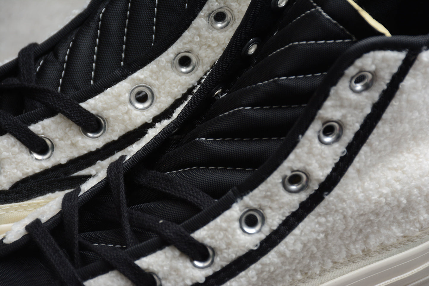 Chuck 70 HI Sherpa branco, preto e egret