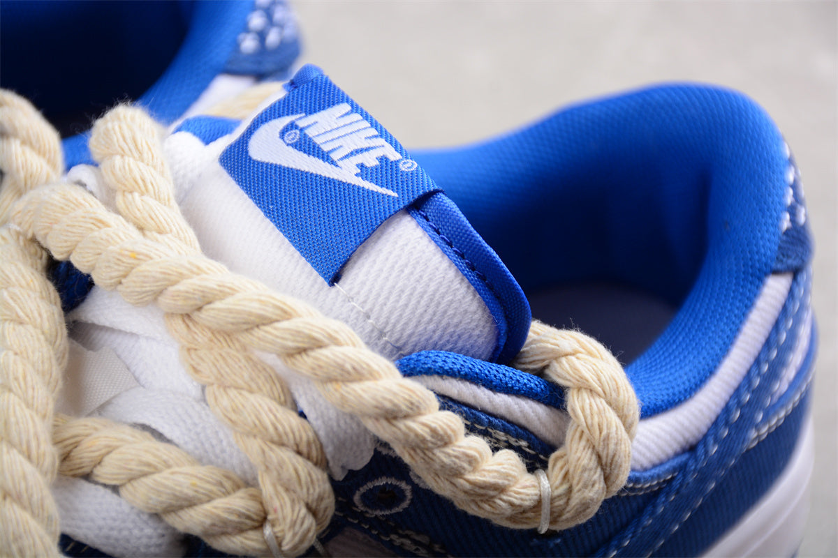 Dunk Low SB azul e branco