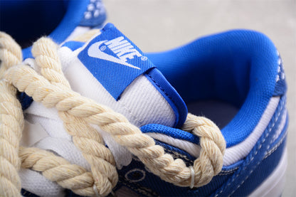 Dunk Low SB azul e branco