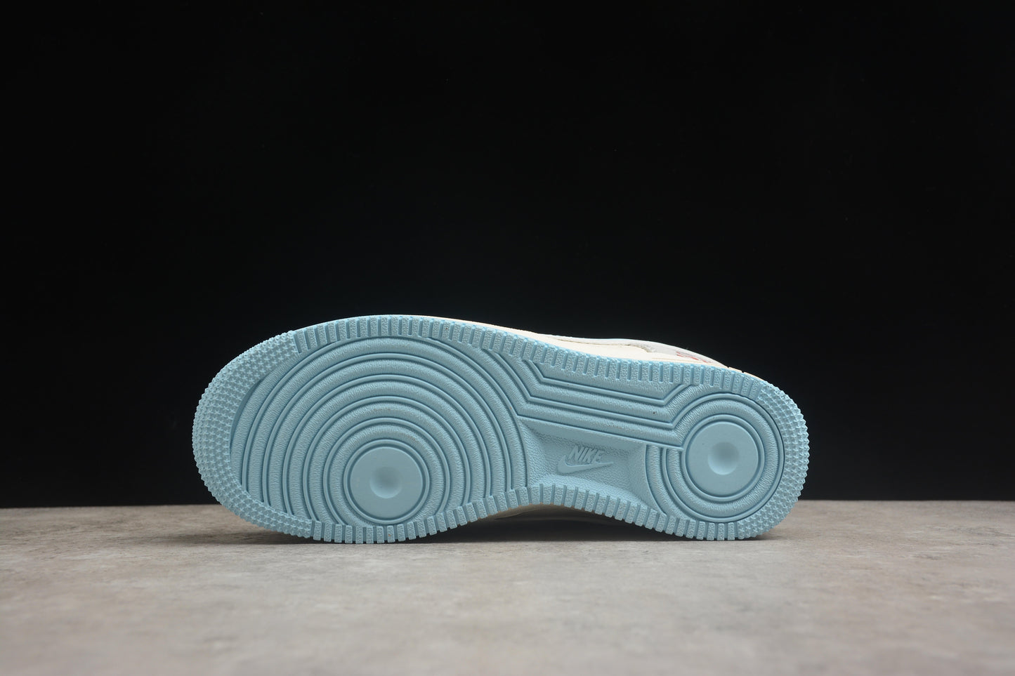 Air Force 1 Low “Nezha” bege e azul-celeste