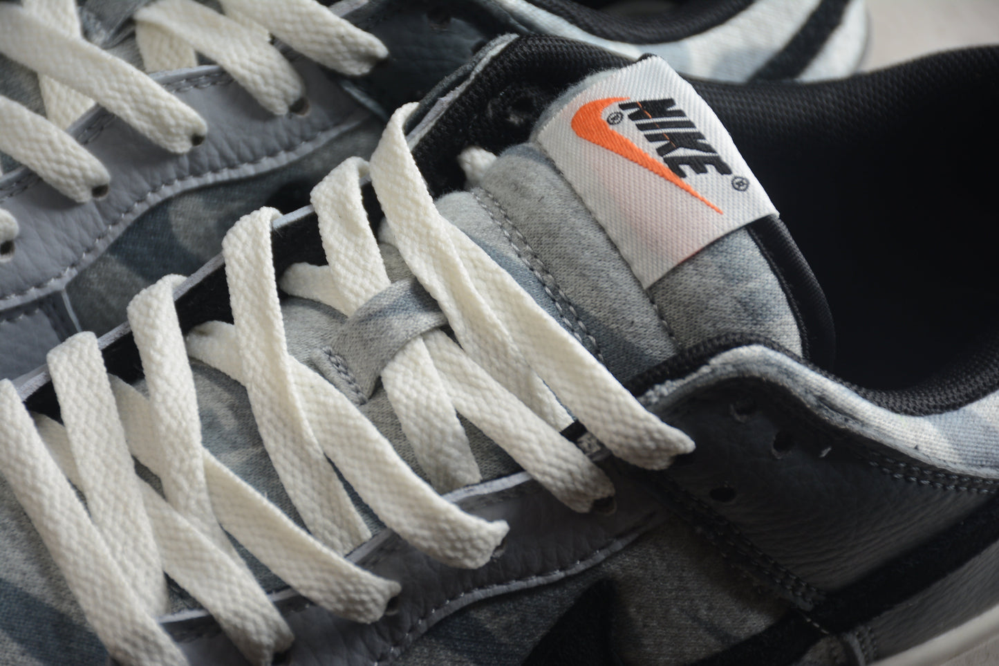 Dunk Low cinza e off-noir