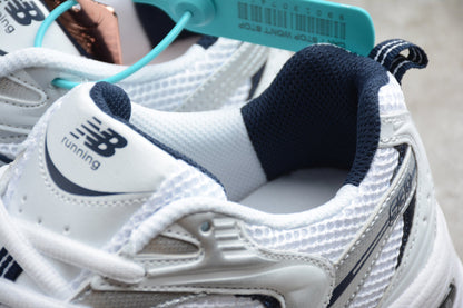 NB 530 branco e azul-marinho