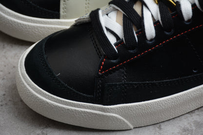 Blazer Low ’77 PRM “Swoosh 50th Anniversary” preto, bege e dourado
