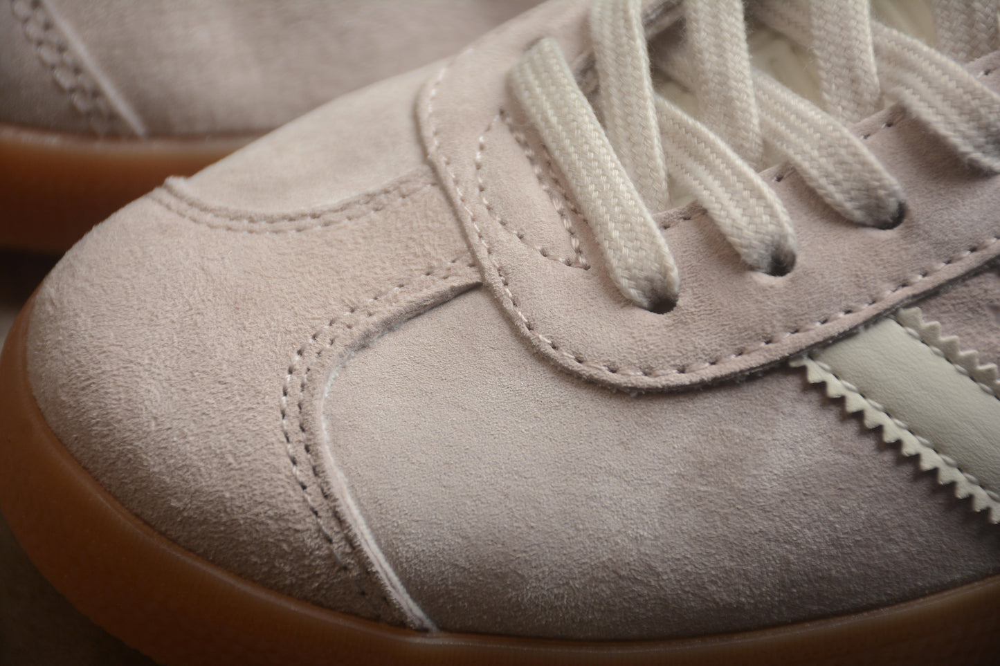 Gazelle cinza, branco e rosa