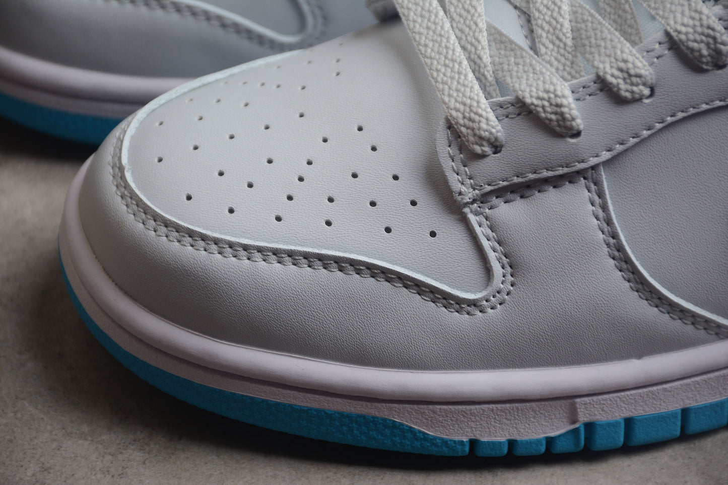 Dunk Low branco e azul celeste