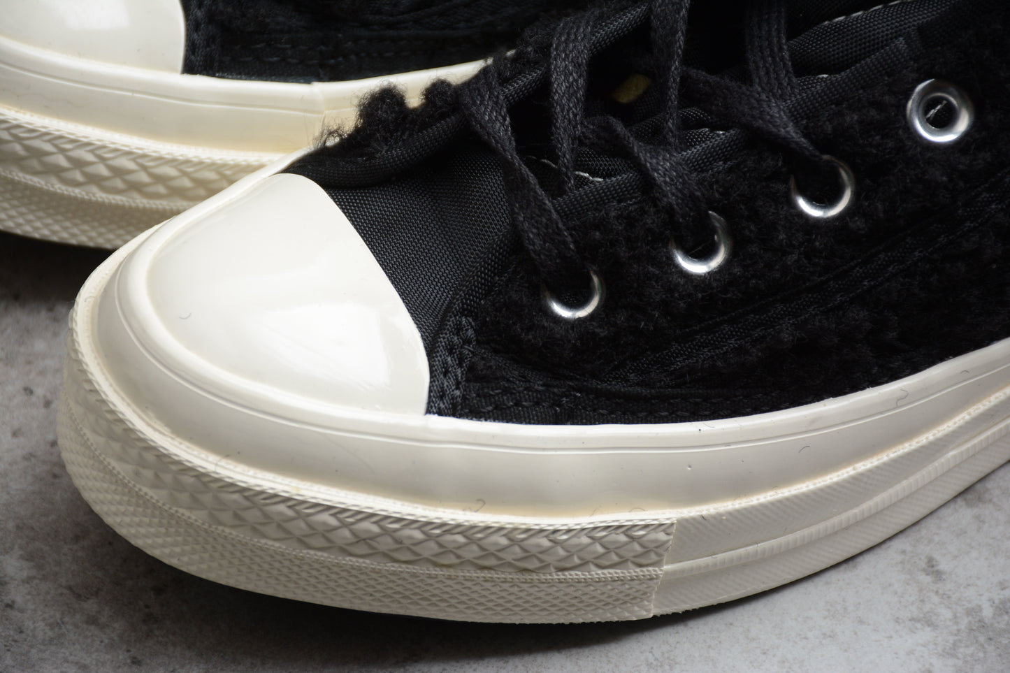 Chuck 70 HI Sherpa preto, branco e egret