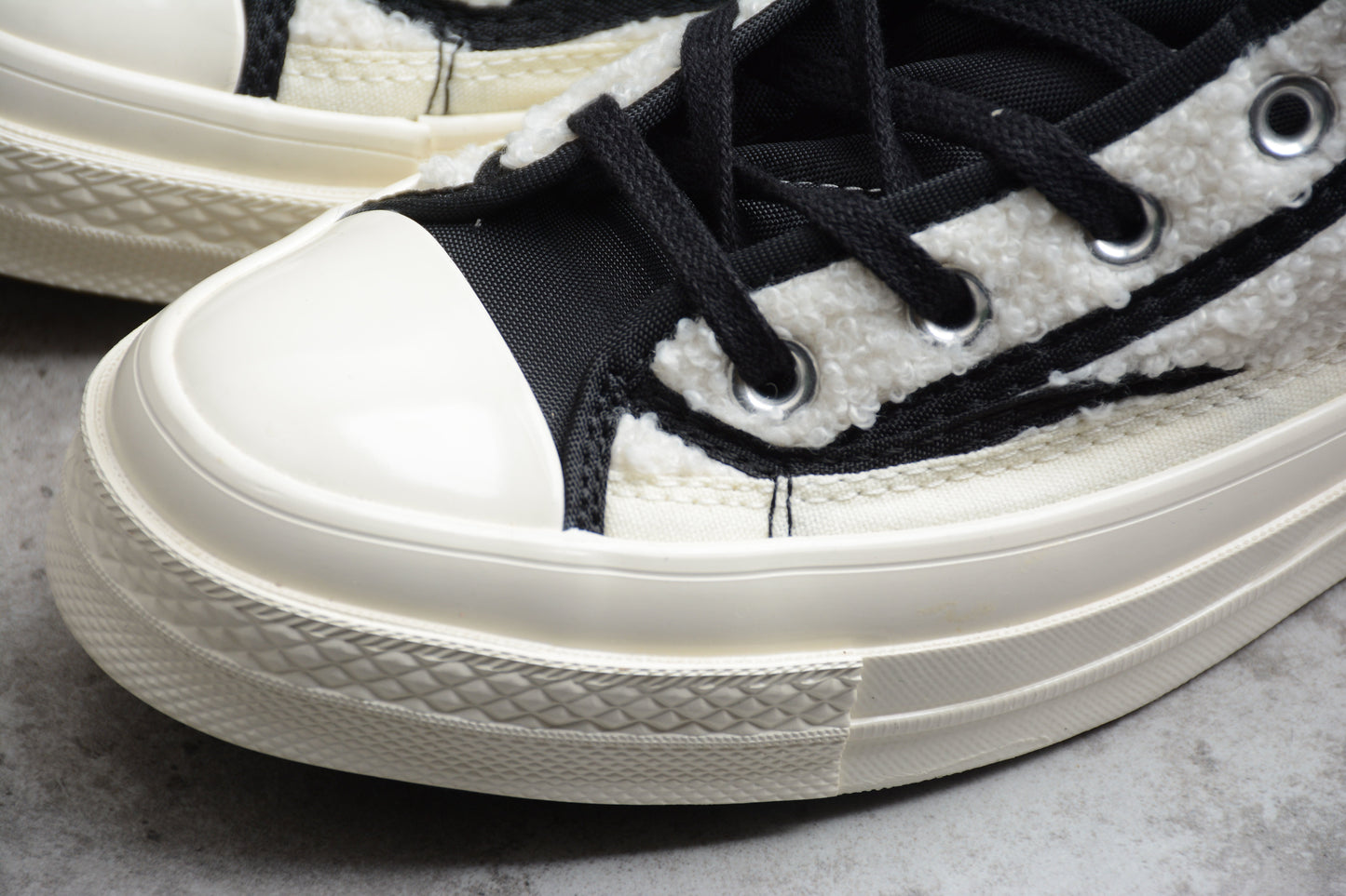 Chuck 70 HI Sherpa branco, preto e egret