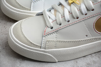 Blazer Low ’77 branco, dourado e vermelho