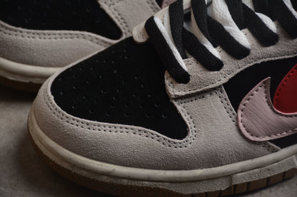 Dunk Low “85” gris, negro y rojo
