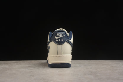Air Force 1 Low x Undefeated “5 On It” creme-claro e azul-marinho