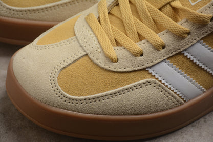 Gazelle amarelo, branco e azul-marinho